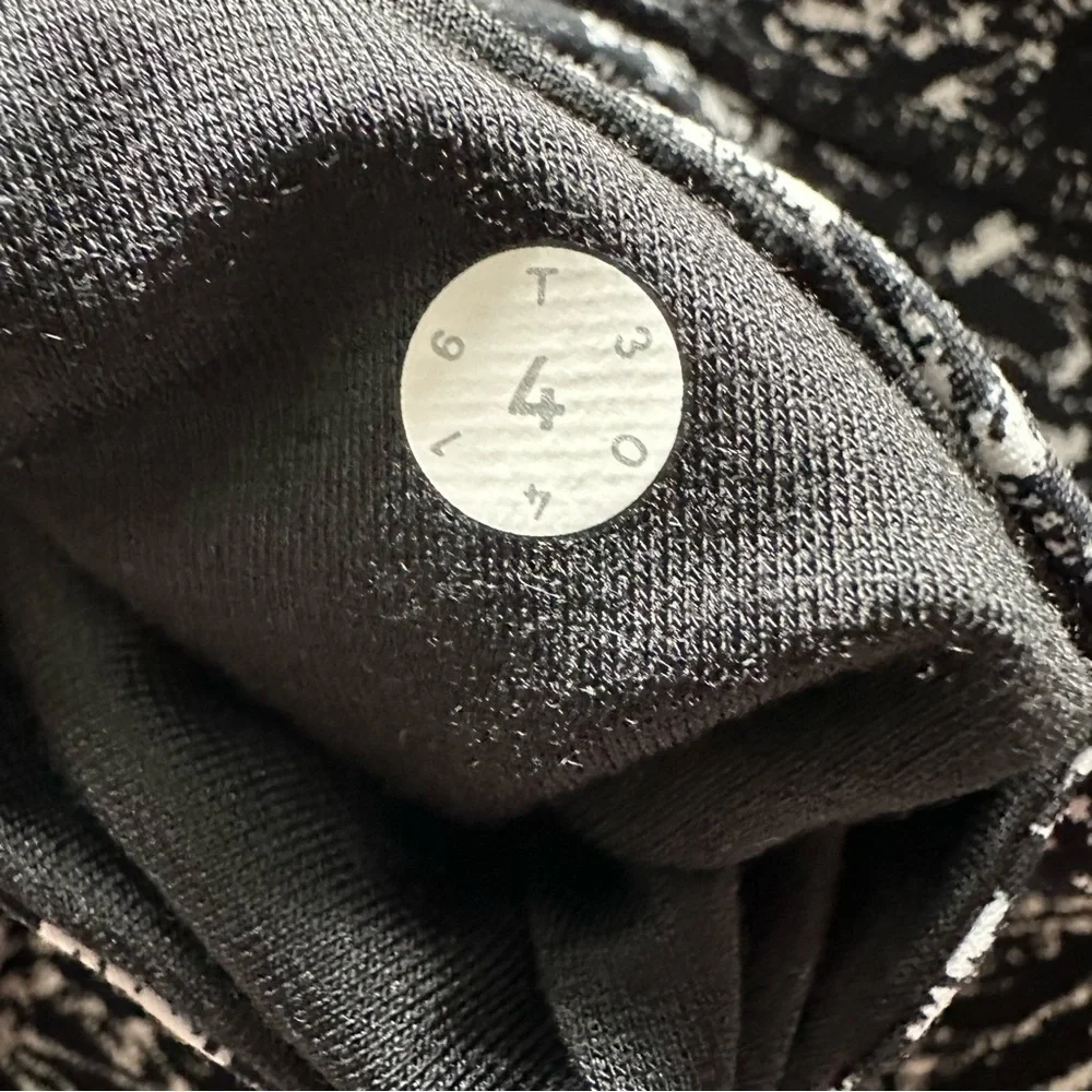 Lululemon Women's Black and White leggings - Picture 6 of 7